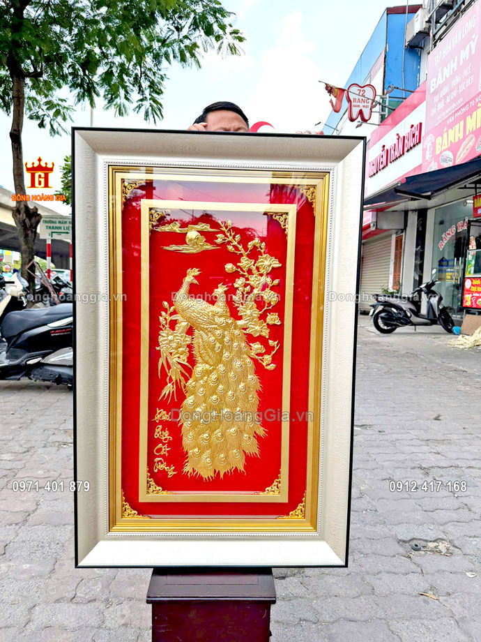 Tranh Công Mai mạ vàng thích hợp bày trí tại phòng khách hay phòng làm việc sang trọng